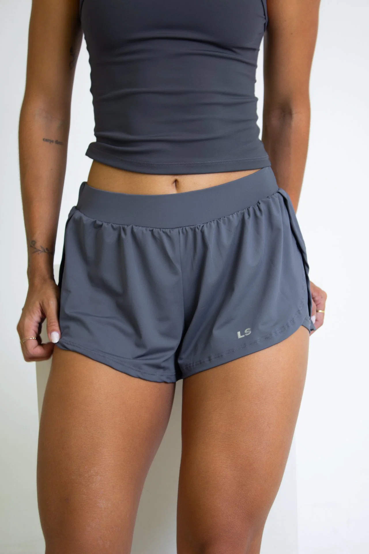Short Runner · Cinza