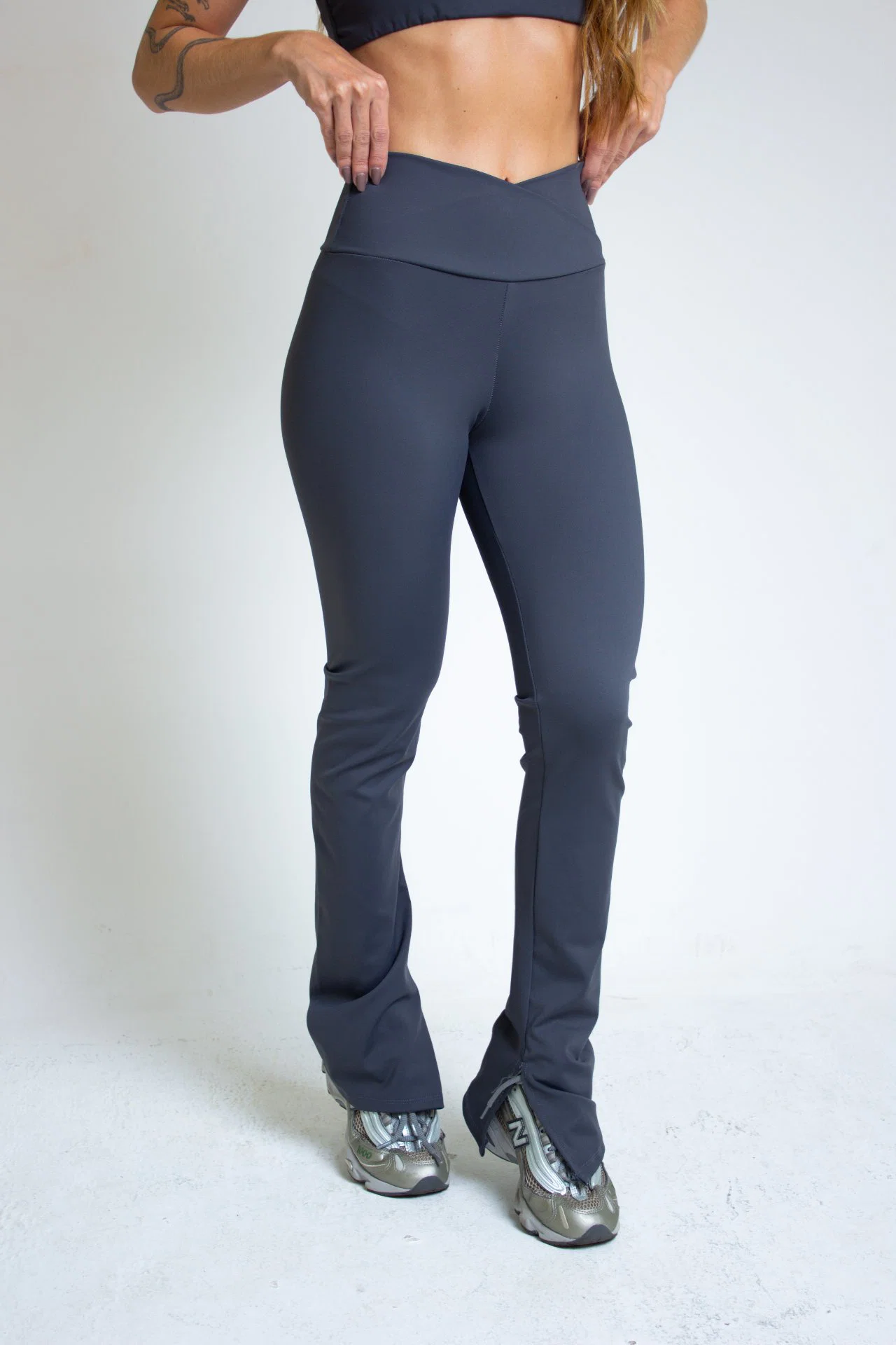 Calça Flare com Fenda · Cinza