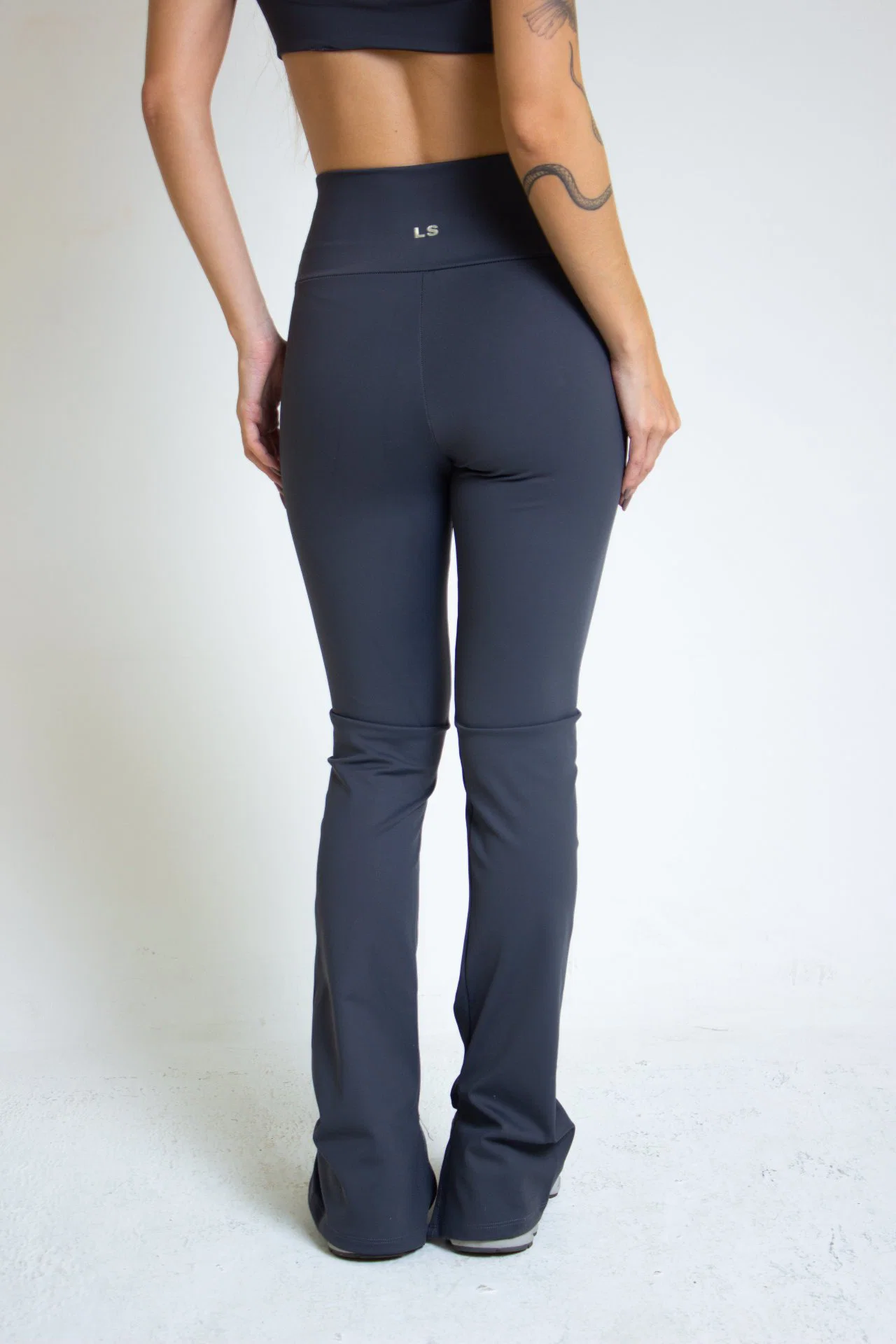 Calça Flare com Fenda da Lus Store em tecido dynamic supreme. — foto 7