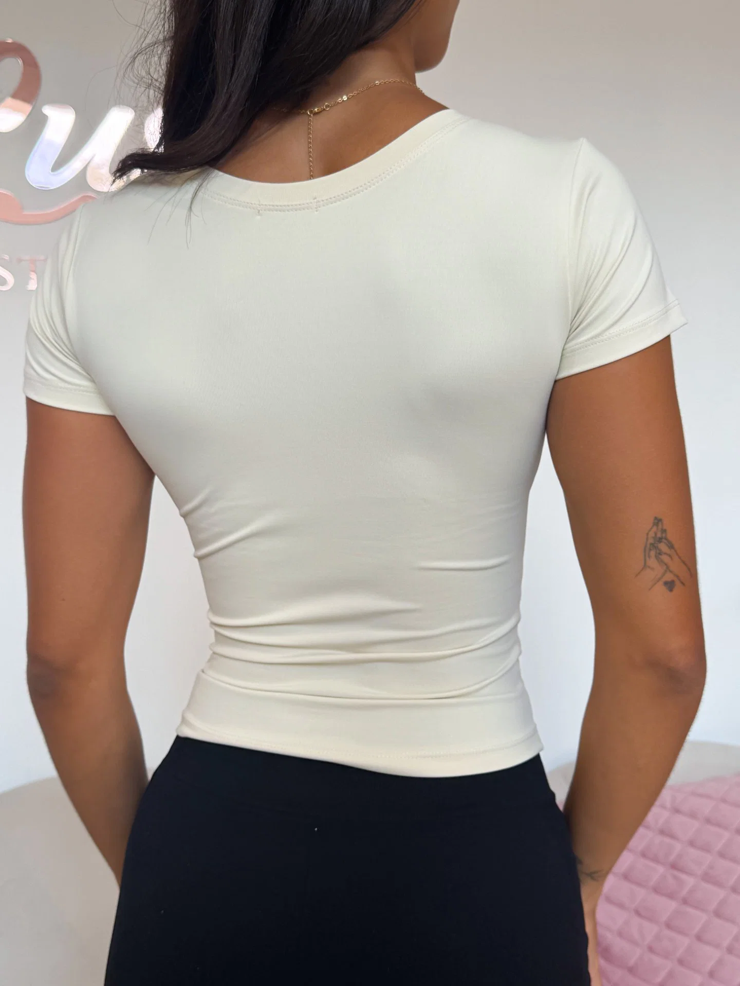 Camiseta Baby Look em poliamida com mangas curtas e ajustadas. — foto 14