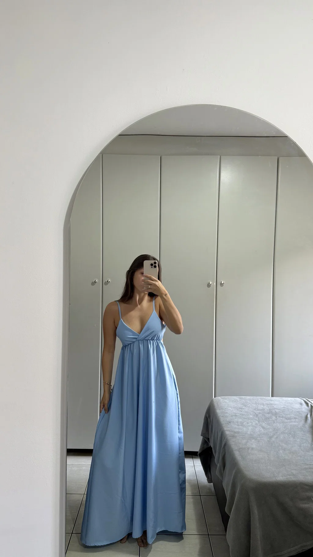 Vestido costas nuas com alça regulável e decote nas costas.