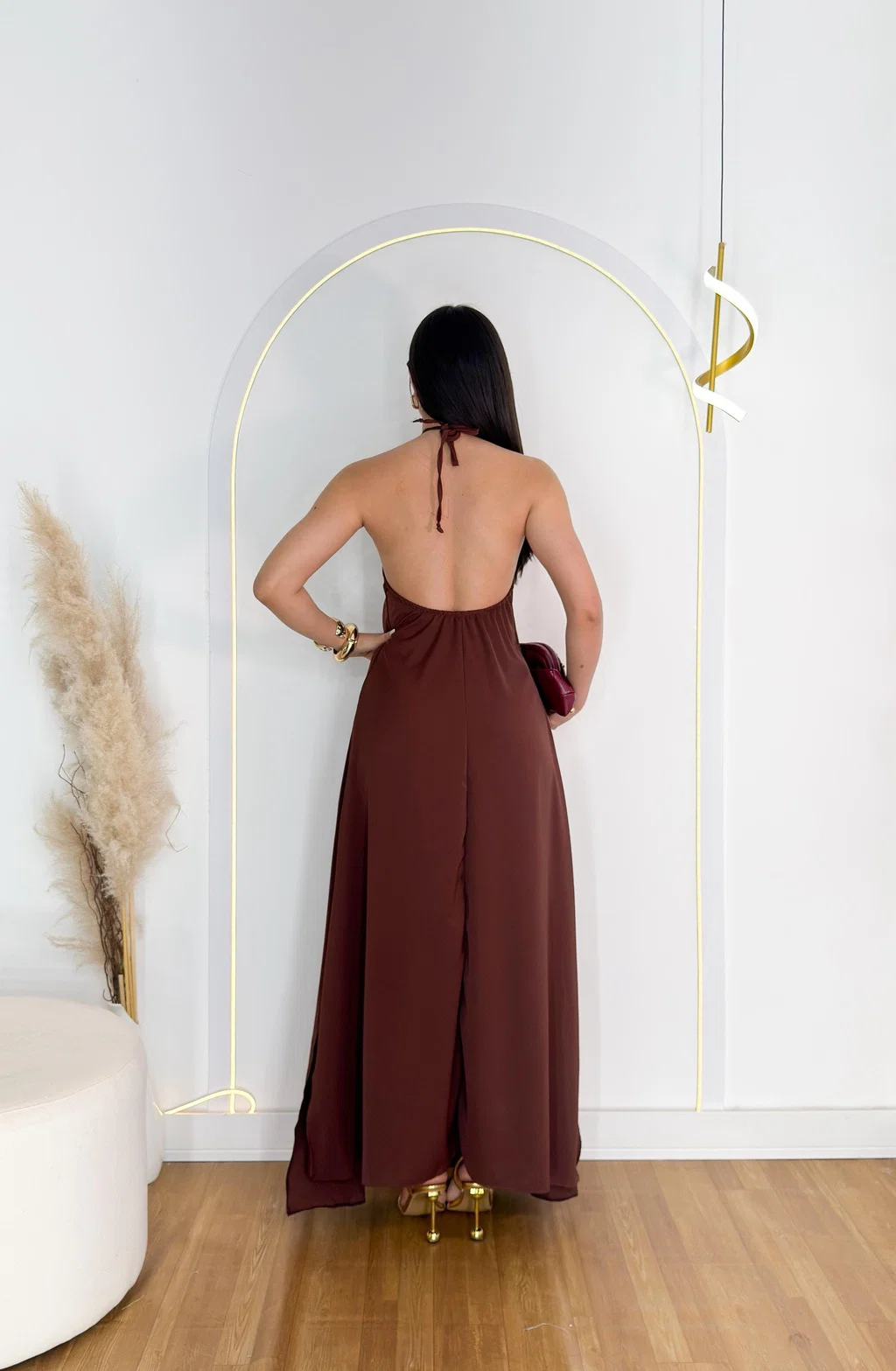 Vestido longo Veneza em tecido leve com amarração no pescoço. — foto 4