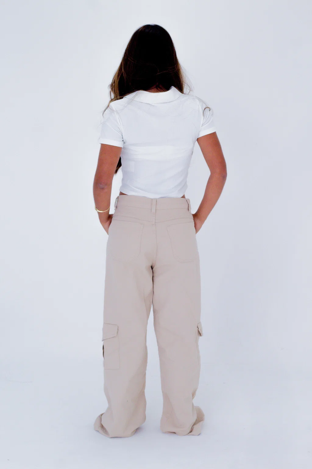 Calça cargo jeans bege com modelagem ampla e bolsos laterais. — foto 3