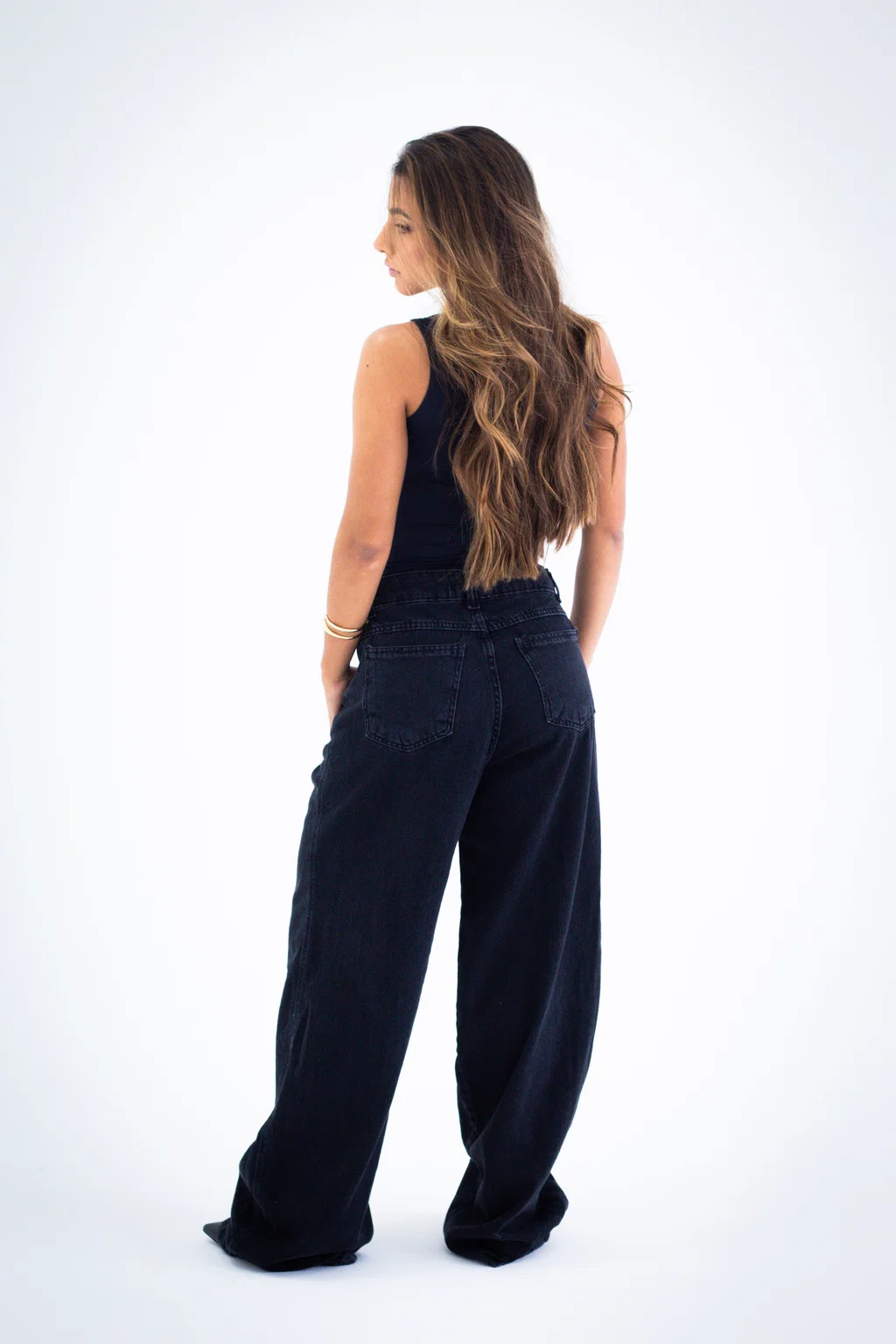 Calça jeans wide leg preta com cintura alta e modelagem ampla. — foto 5