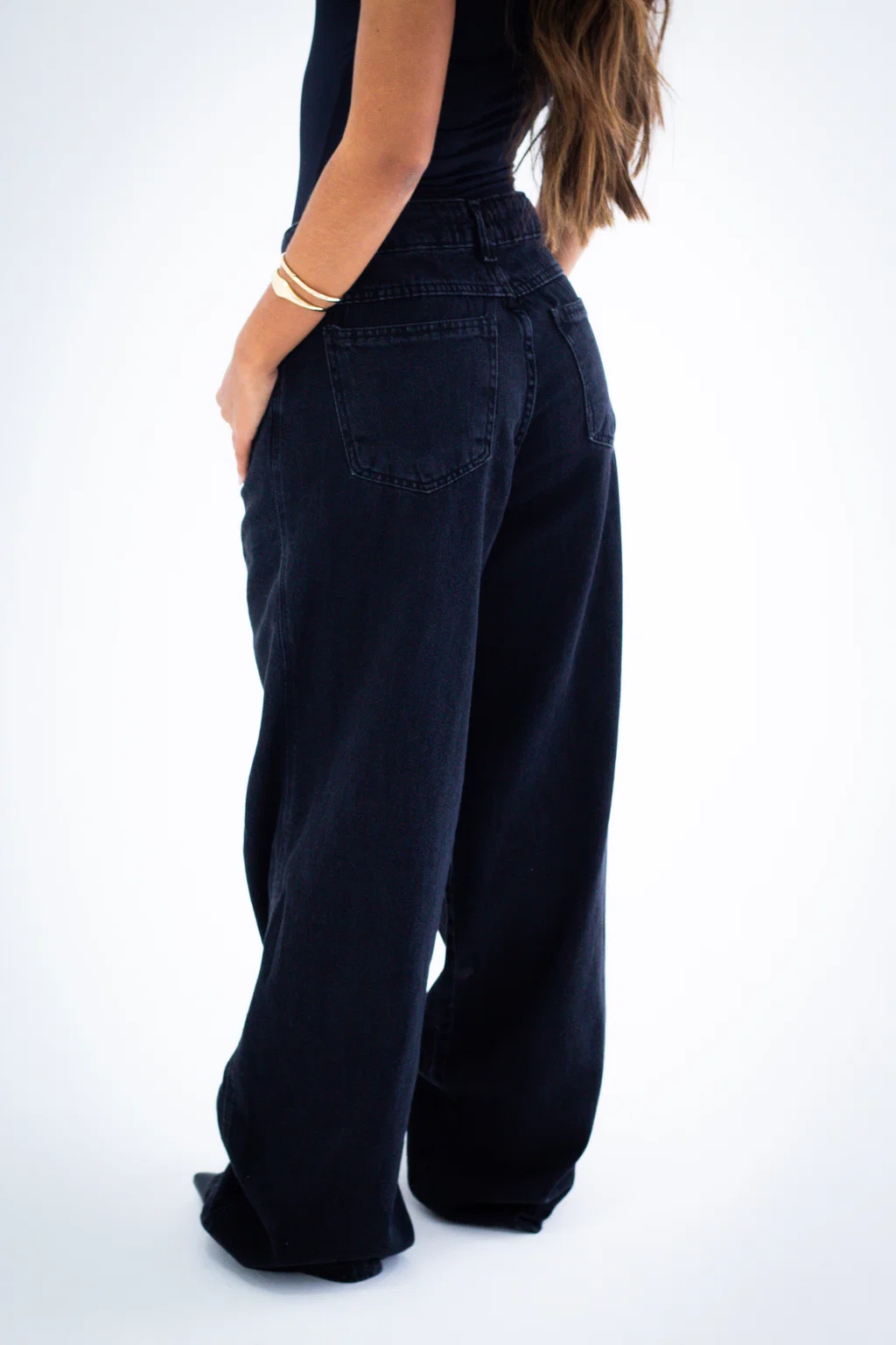 Calça jeans wide leg preta com cintura alta e modelagem ampla. — foto 4