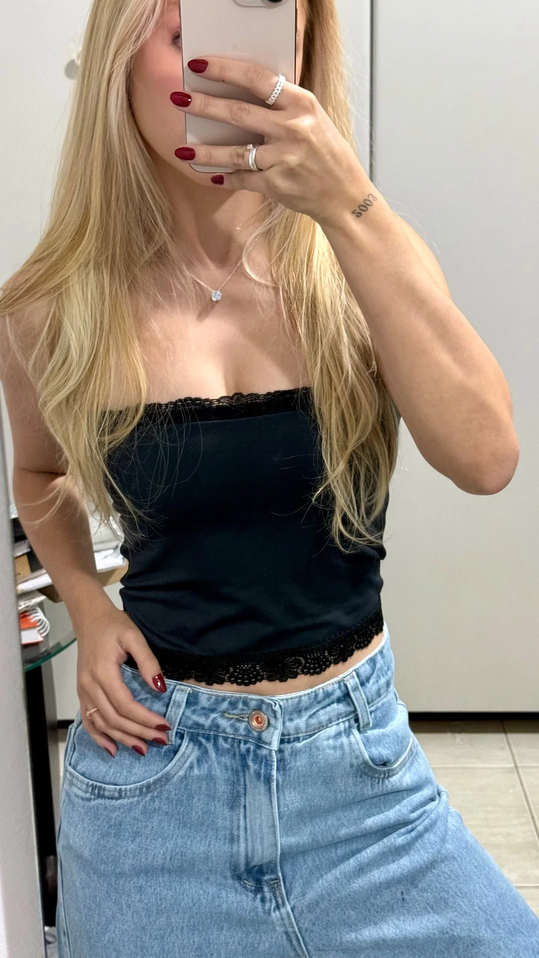 Tomara que caia com detalhes em renda no busto e na barra. — foto 3