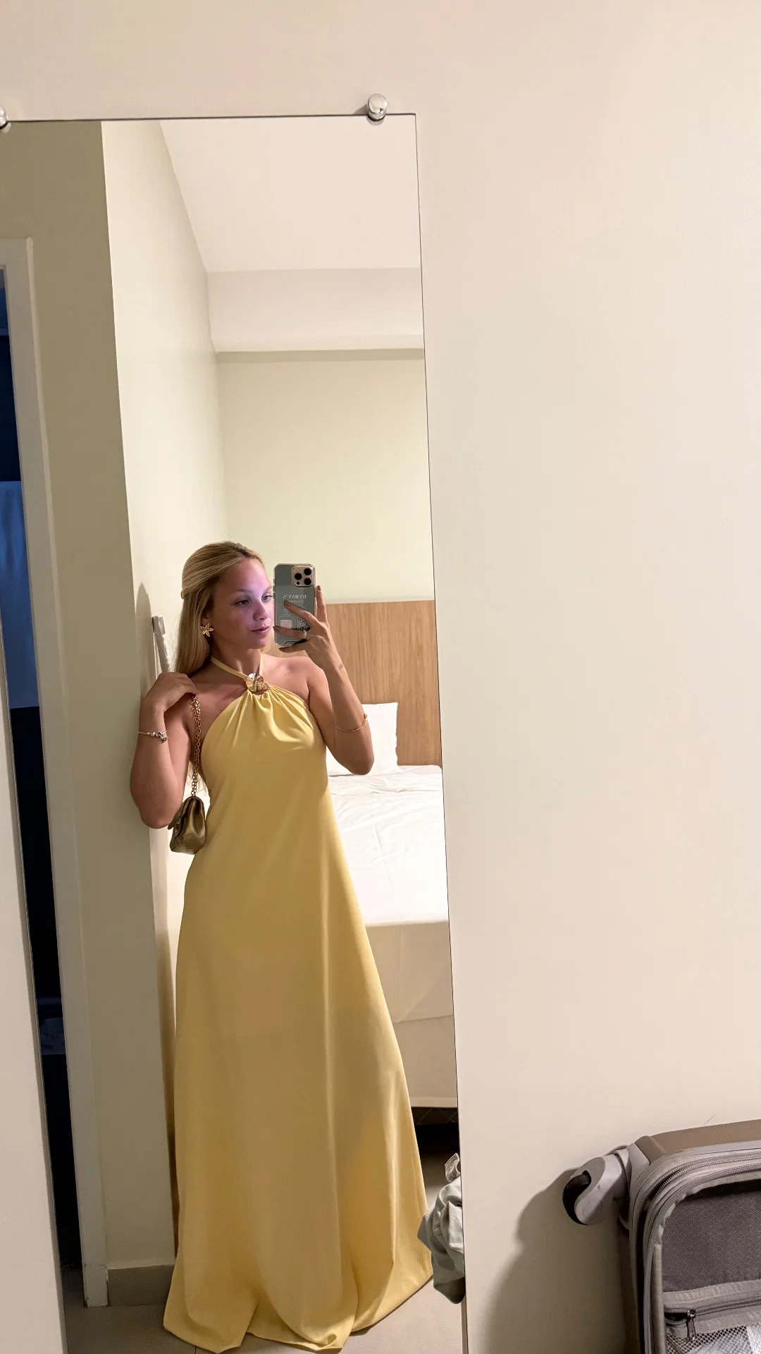 Vestido longo Veneza em tecido leve com amarração no pescoço.