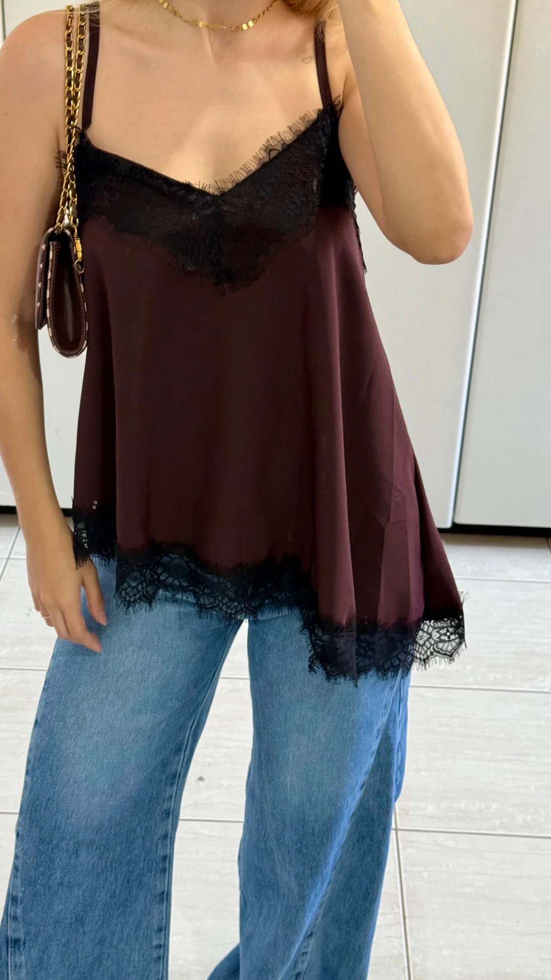 Regata de Renda com detalhes em renda delicada e caimento fluido. — foto 2